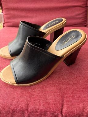 Old Navy Black faux Leather Open-Toe Block Heel Mules
